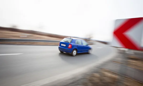 Voiture conduisant rapidement — Photo