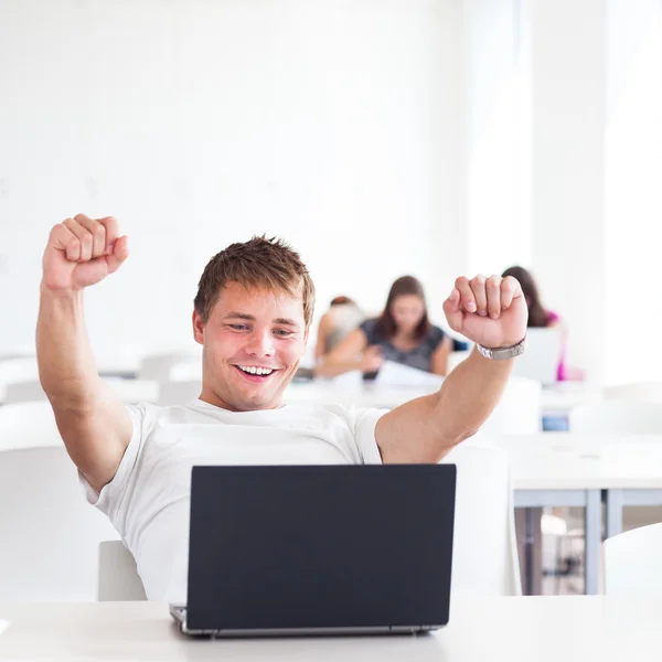 Mannelijke college student werkt aan computer — Stockfoto