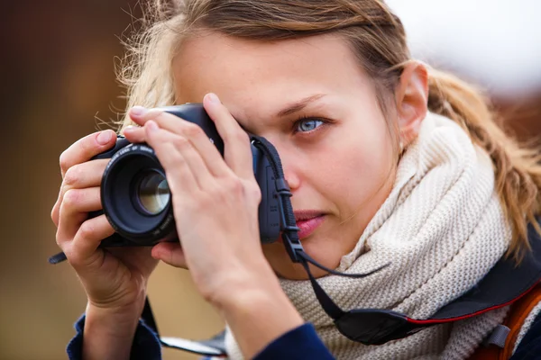 Fotógrafo amateur tomando fotos — Foto de Stock