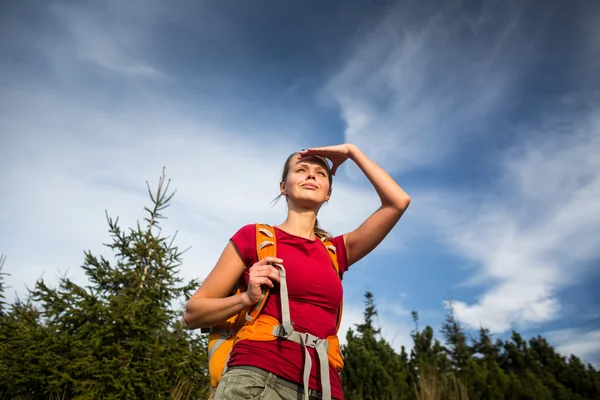 Vacker, kvinnlig hiker — Stockfoto