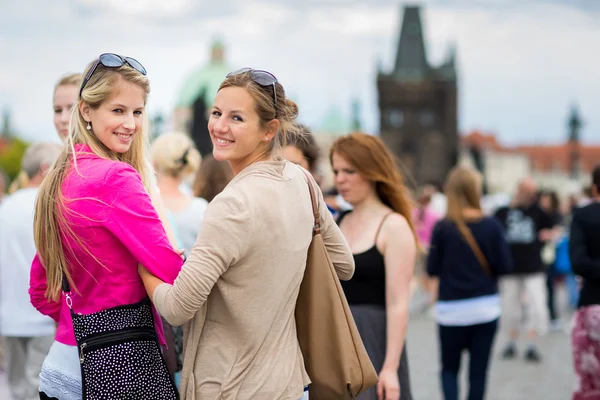Mulheres passear em Praga — Fotografia de Stock