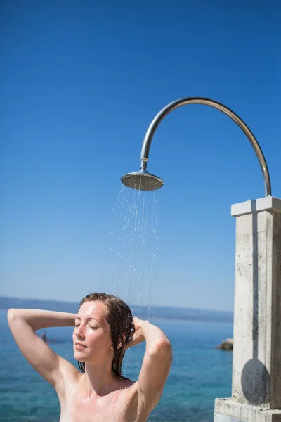 Frau unter der Dusche — Stockfoto