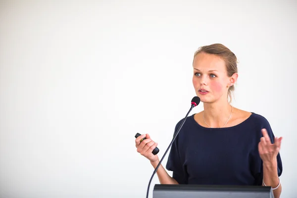 Zakelijke vrouw geeft een presentatie — Stockfoto