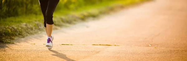 Yolda kadın koşucu — Stok fotoğraf