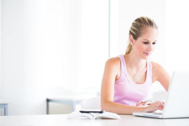 kampüs öğrenci üzerinde kitaplar