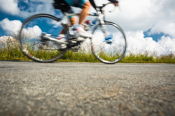 Κίνηση θολή ποδηλάτης σε ενός ορεινού δρόμου — Φωτογραφία Αρχείου
