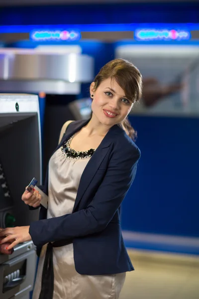 Femme retirant de l'argent au guichet automatique — Photo