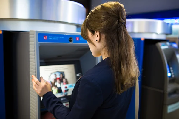 Жінка знімати гроші в банкоматі — стокове фото