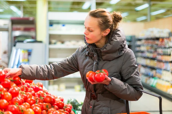 Frau kauft Tomaten ein — Stockfoto