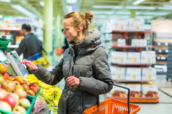 Vrouw winkelen — Stockfoto