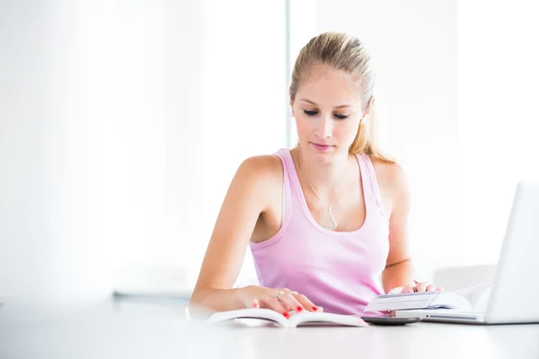 Su studente di campus con libri — Foto Stock