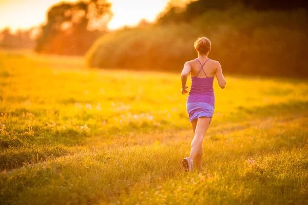 Mujer corriendo al aire libre — Foto de Stock