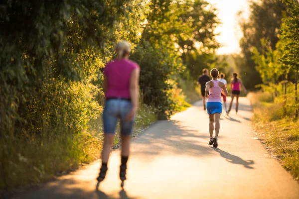 Frau läuft ins Freie — Stockfoto