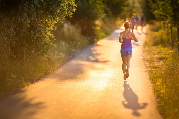 Mujer corriendo al aire libre —  Fotos de Stock
