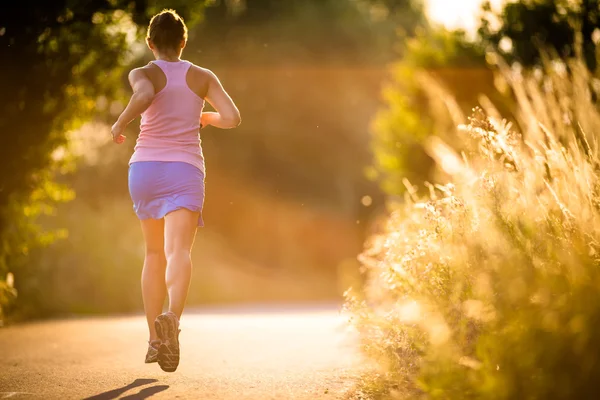 Donna che corre all'aperto — Foto Stock