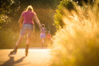 Dışarıda koşan kadın.