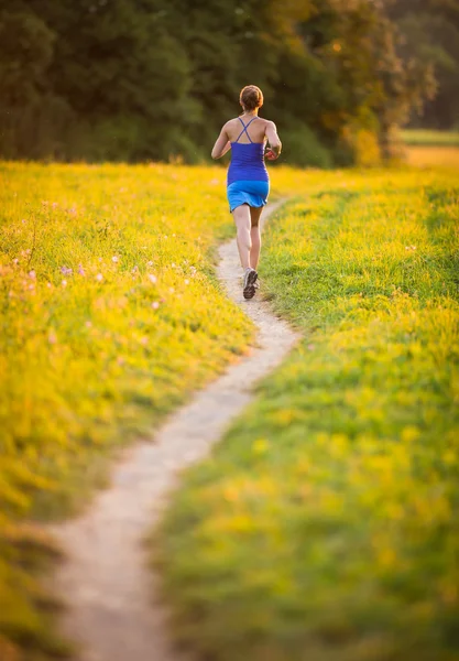 Woman running outdoors — Stock Photo, Image