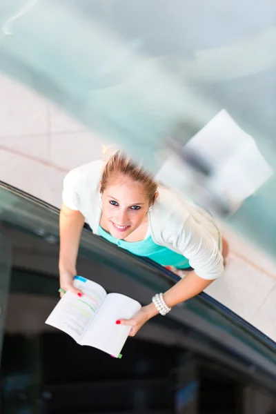 Kvinnlig student med böcker — Stockfoto