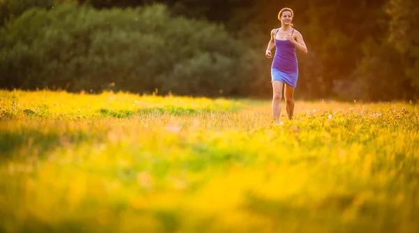 Mujer corriendo al aire libre — Foto de Stock