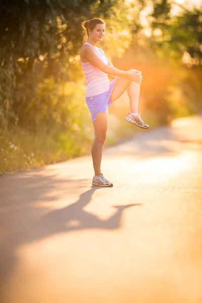 Vrouw die zich uitstrekt buiten — Stockfoto