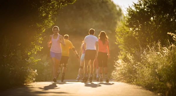 Donna che corre all'aperto — Foto Stock