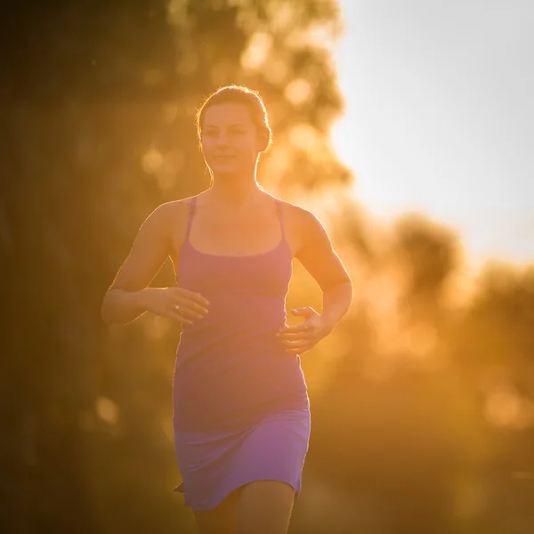 Mujer corriendo al aire libre — Foto de Stock