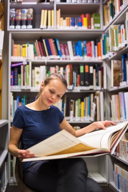 eski bir kitap okuyan kadın