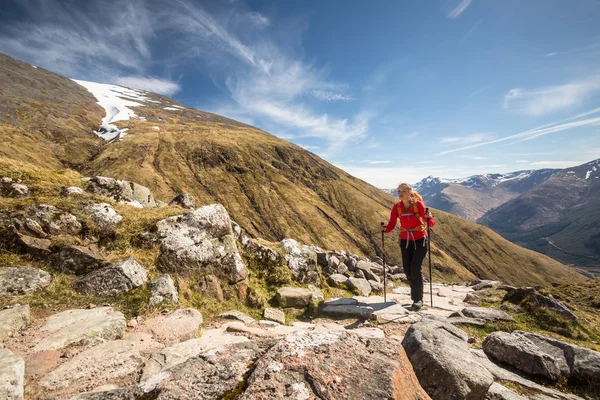 Kadın hiker yokuş yukarı gidiyor — Stok fotoğraf