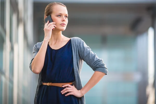 Donna che chiama su uno smartphone — Foto Stock