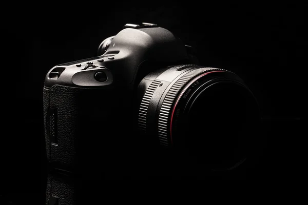 Професійна сучасна камера DSLR — стокове фото