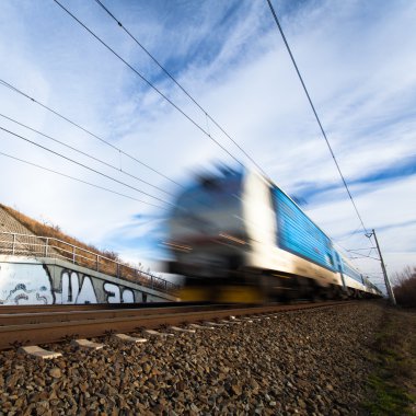 hızlı tren geçerken