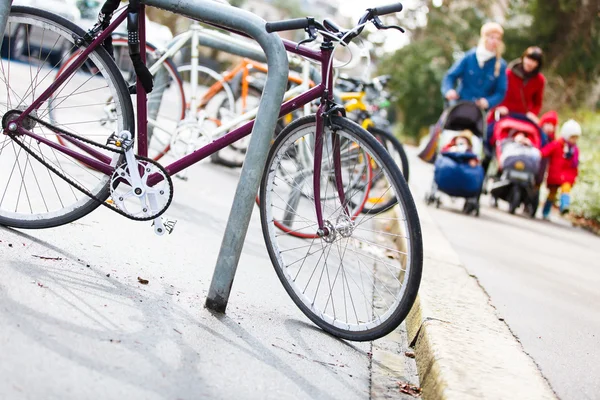 자전거의 많은 거리 도시 경관 — 스톡 사진