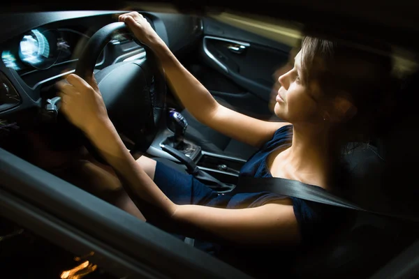 Mulher dirigindo um carro — Fotografia de Stock