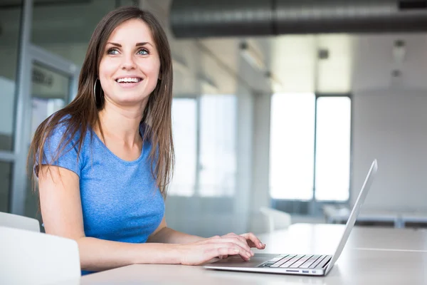 Vrouwelijke student met laptop en boeken — Stockfoto