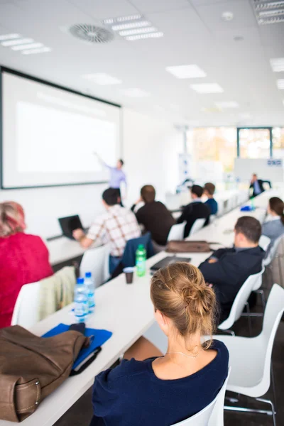 Personas que escuchan una presentación — Foto de Stock