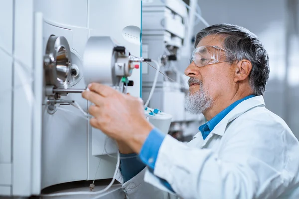 Senior männliche Forscher, die wissenschaftliche Forschung betreiben — Stockfoto