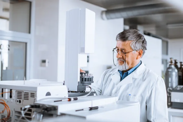Senior male researcher carrying out scientific research — Stock Photo, Image