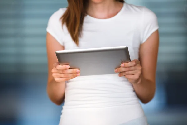 Empresária, estudante universitário usando seu tablet — Fotografia de Stock