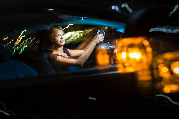 Frau fährt Auto — Stockfoto