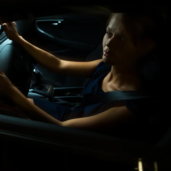 Женщина за рулем автомобиля — стоковое фото