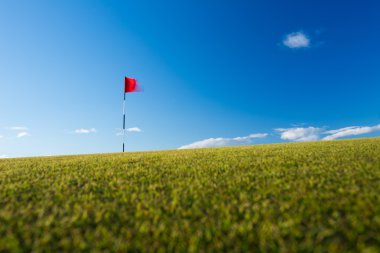 Kırmızı golf bayrak