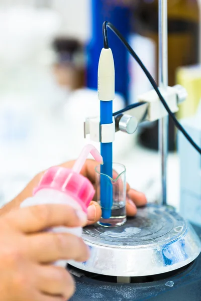 Forscher, die wissenschaftliche Forschung betreiben — Stockfoto