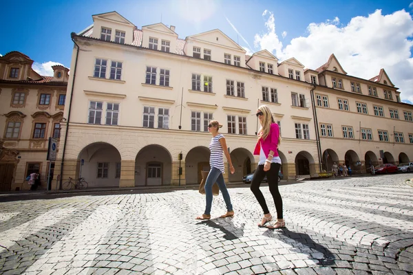Mulheres passear em Praga centro histórico — Fotografia de Stock