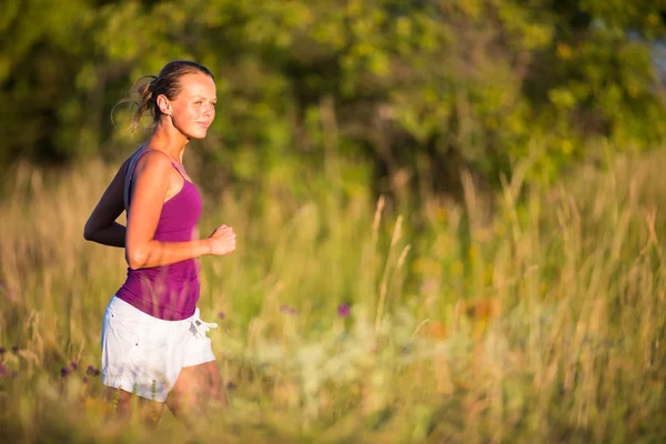 Giovane donna che corre all'aperto — Foto Stock