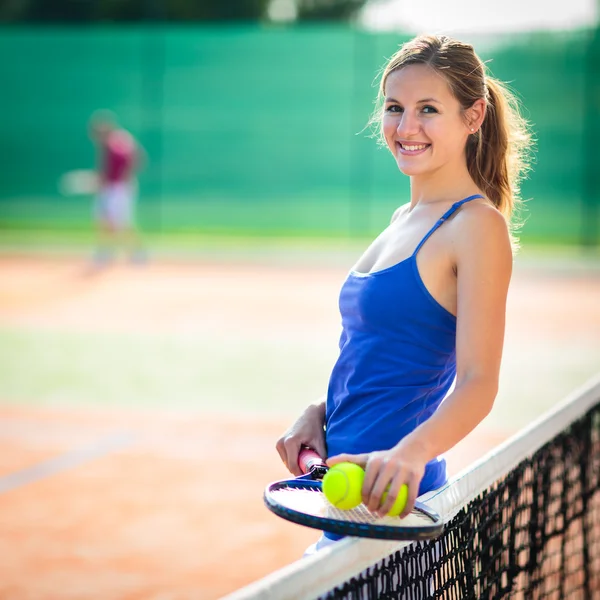 Молодой теннисист на корте — стоковое фото