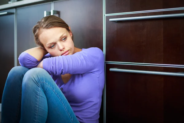 Mujer joven deprimida — Foto de Stock