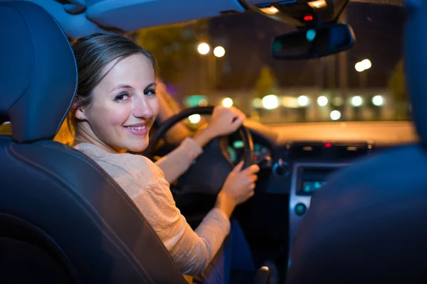 Mulher dirigindo seu carro novo — Fotografia de Stock