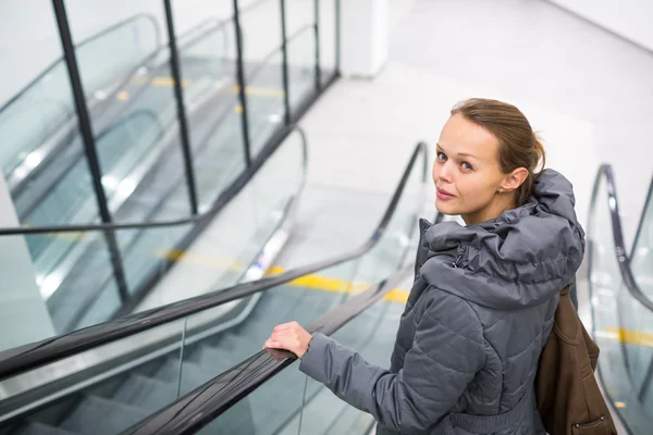 Žena v moderní nákupní centrum — Stock fotografie