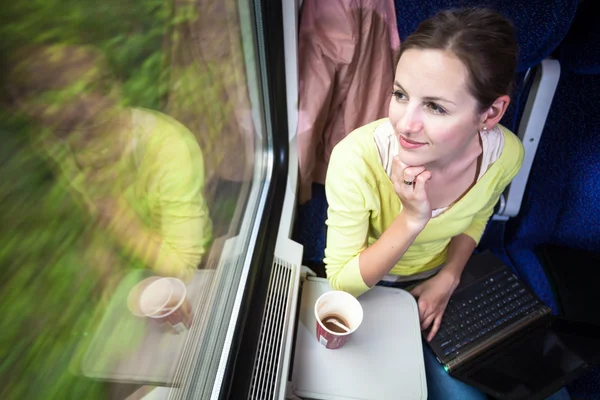 Femme voyageant en train — Photo