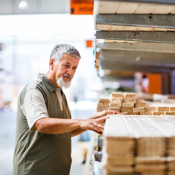 Mann kauft Bauholz im Baumarkt — Stockfoto